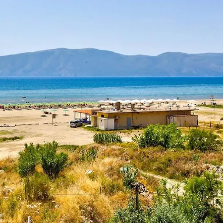 Beachside Bliss Bright Steps From The * Vlorë