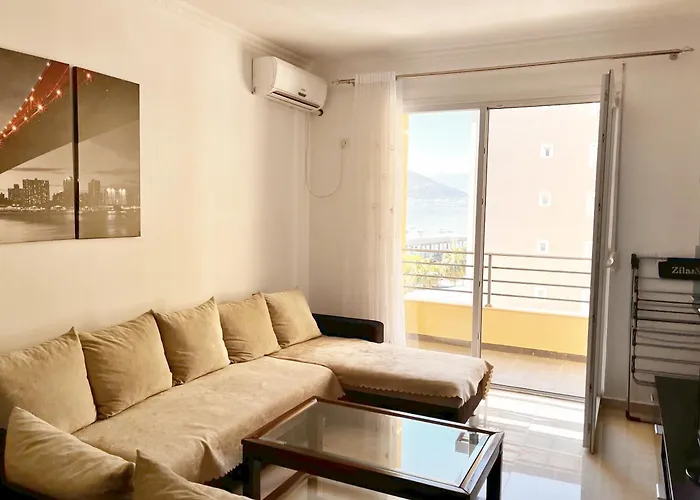 Beachside Bliss Bright Steps From The Appartamento Vlorë