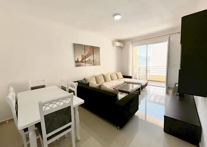 Beachside Bliss Bright Steps From The Appartamento