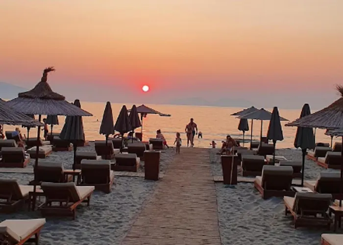 Beachside Bliss Bright Steps From The Appartamento