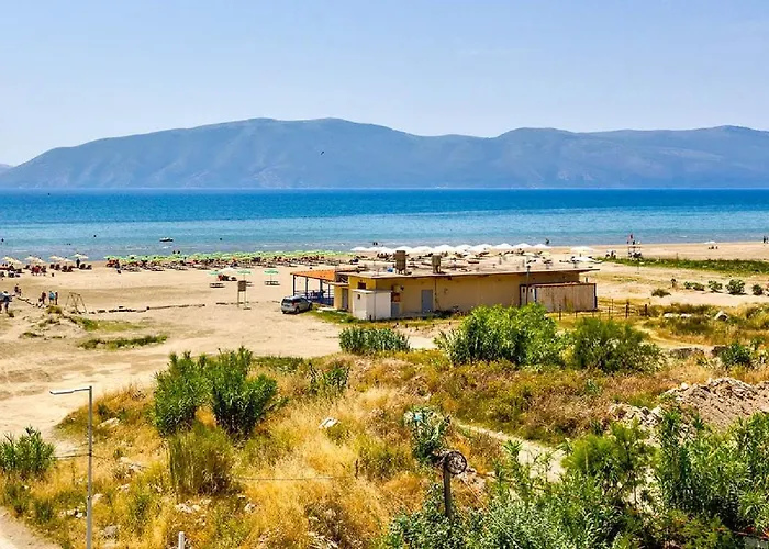 Beachside Bliss Bright Steps From The * Vlorë